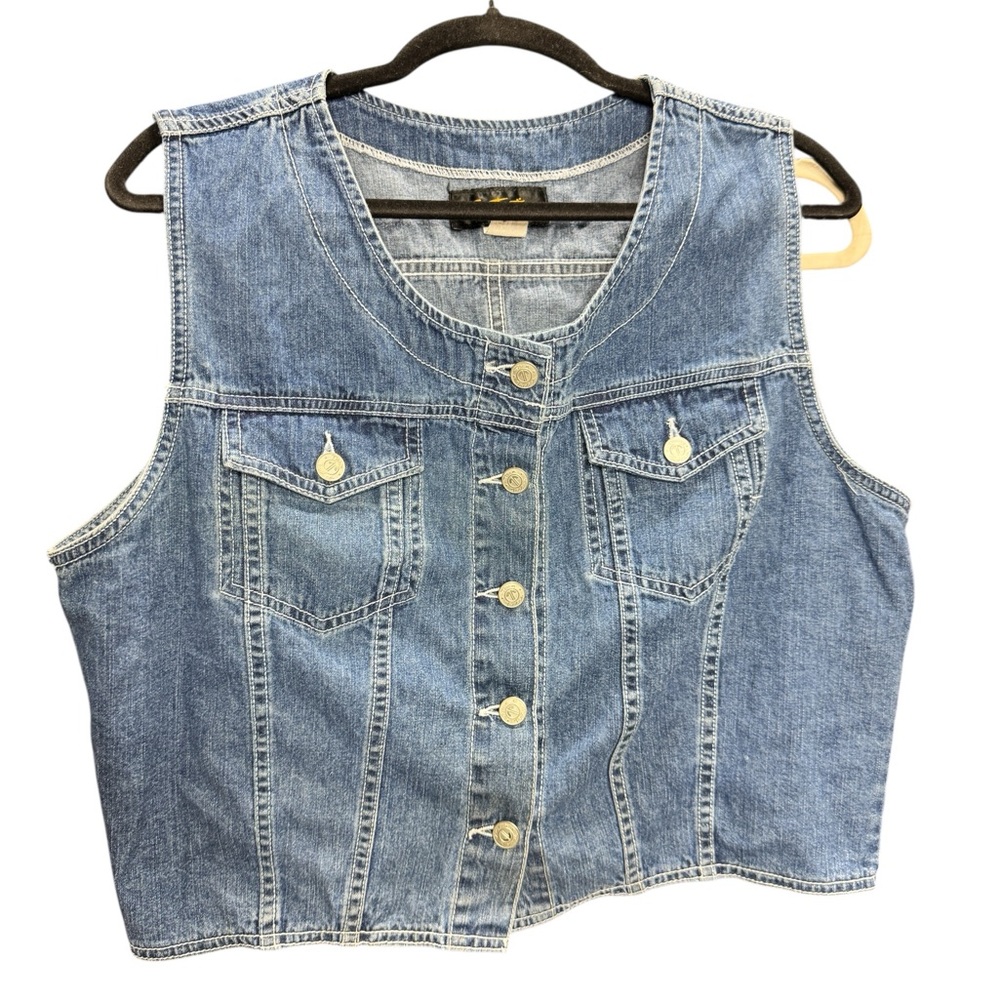 Team Tactics Classic Denim Button-Front Vest in Light Blue